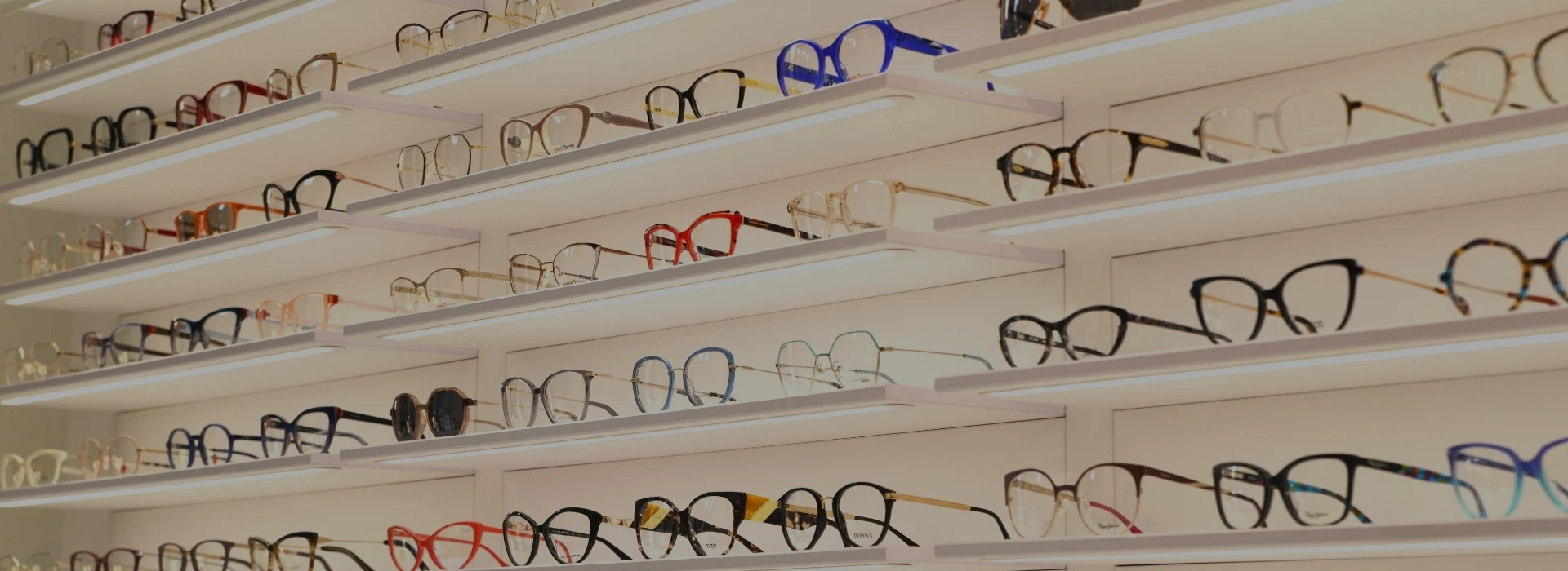 Okulary na półkach sklepowych